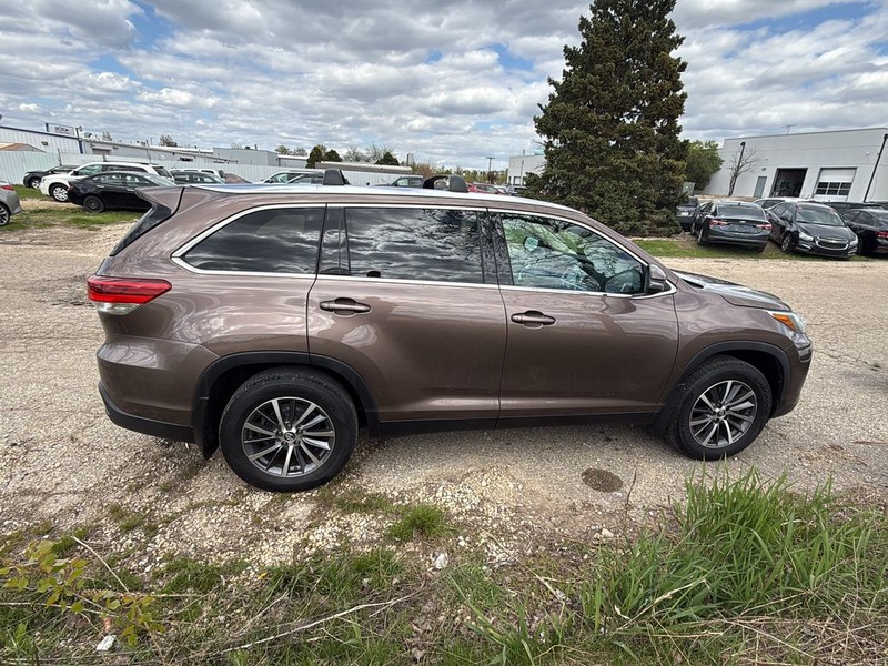 Toyota Highlander Vehicle Full-screen Gallery Image 6