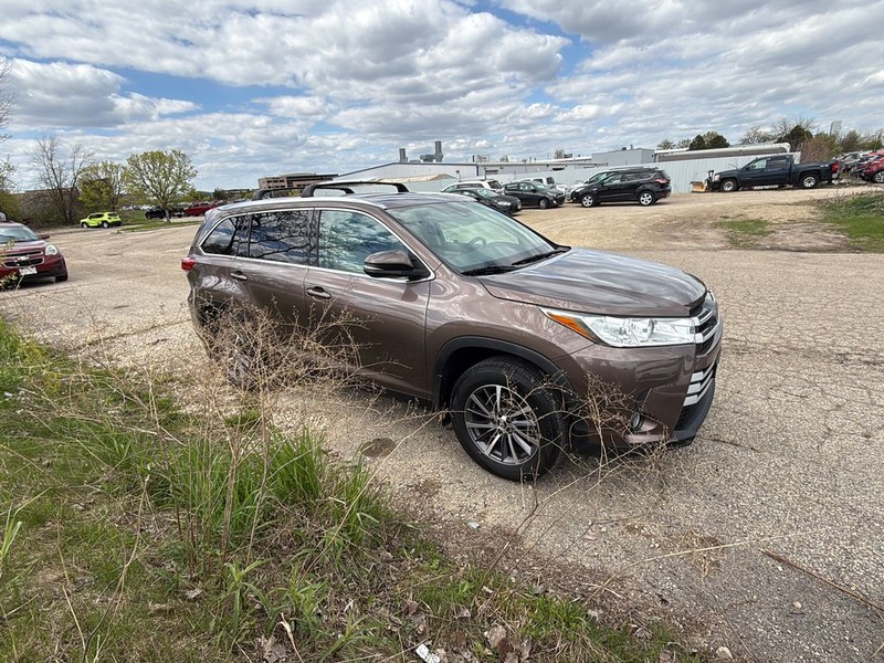 Toyota Highlander Vehicle Full-screen Gallery Image 7