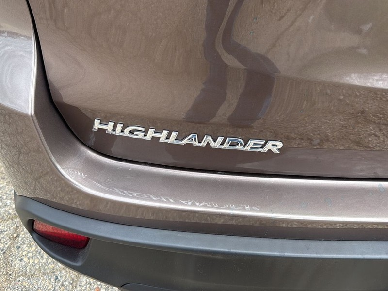 Toyota Highlander Vehicle Full-screen Gallery Image 9
