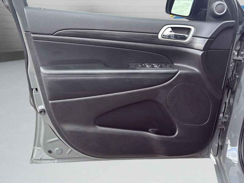 Jeep Grand Cherokee Vehicle Full-screen Gallery Image 11