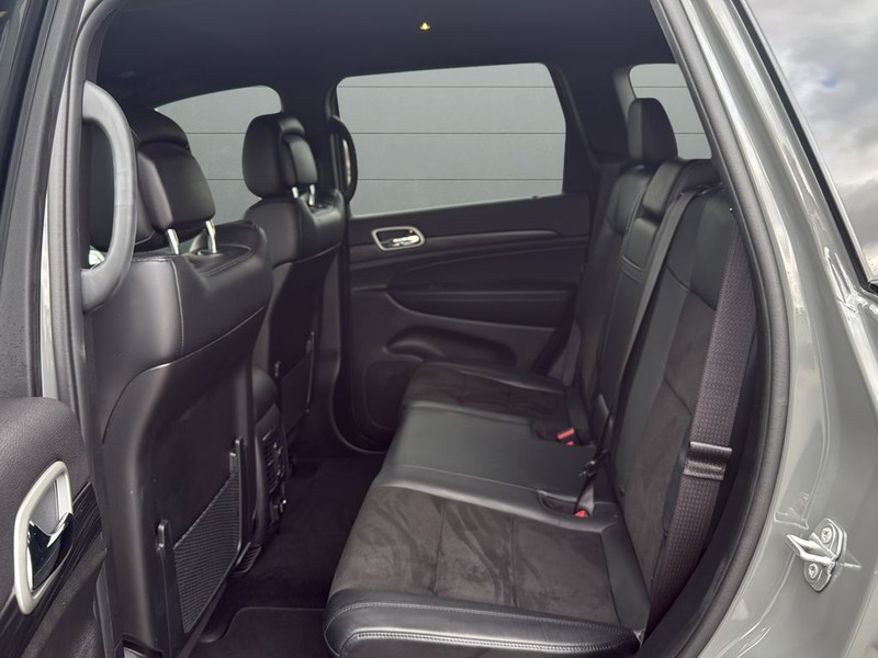 Jeep Grand Cherokee Vehicle Full-screen Gallery Image 16