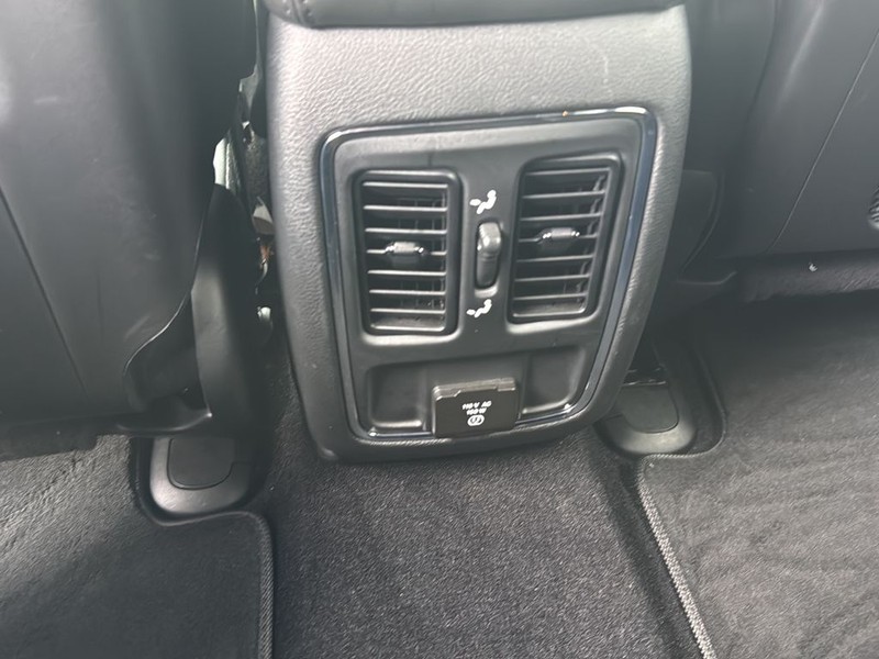 Jeep Grand Cherokee Vehicle Full-screen Gallery Image 17