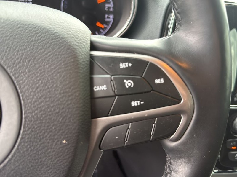Jeep Grand Cherokee Vehicle Full-screen Gallery Image 19