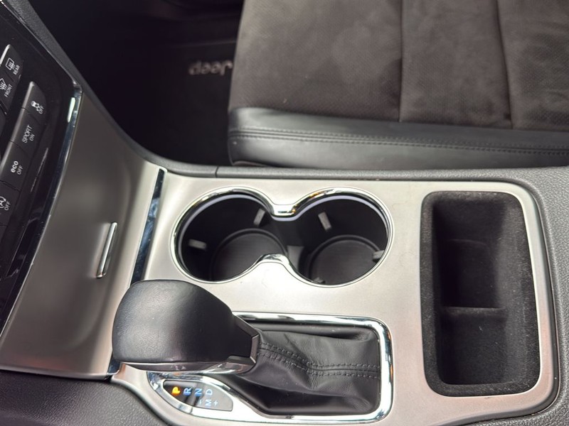 Jeep Grand Cherokee Vehicle Full-screen Gallery Image 21