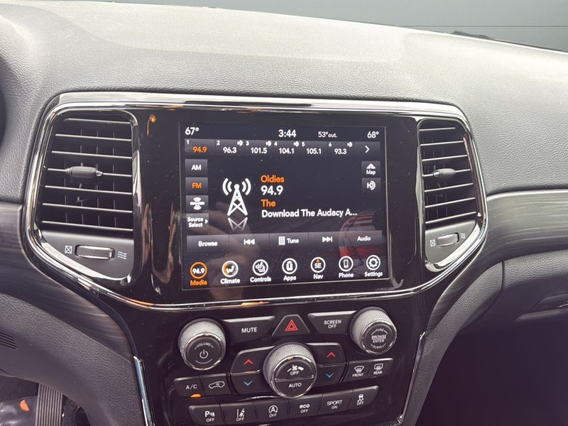 Jeep Grand Cherokee Vehicle Full-screen Gallery Image 22
