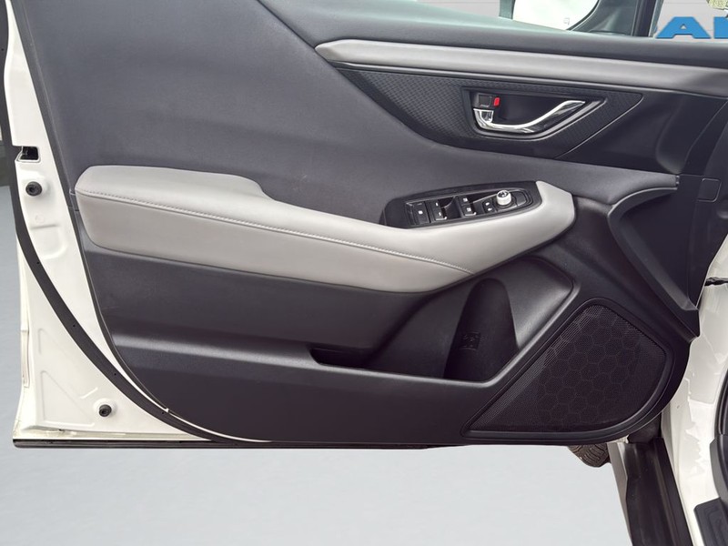 Subaru Outback Vehicle Full-screen Gallery Image 11