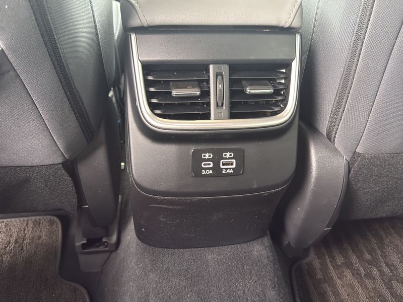 Subaru Outback Vehicle Full-screen Gallery Image 17