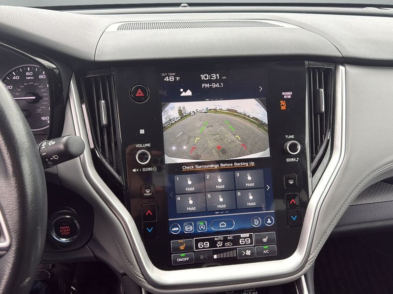 Subaru Outback Vehicle Full-screen Gallery Image 23
