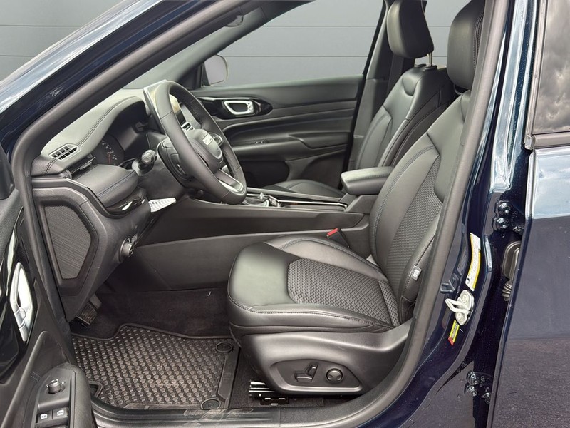 Jeep Compass Vehicle Full-screen Gallery Image 10
