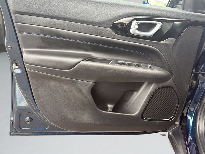 Jeep Compass Vehicle Full-screen Gallery Image 11