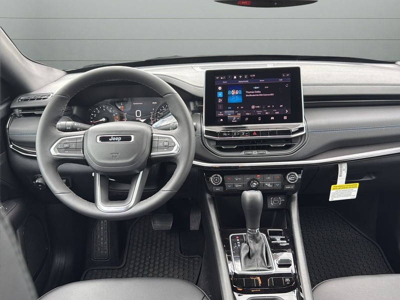 Jeep Compass Vehicle Full-screen Gallery Image 12