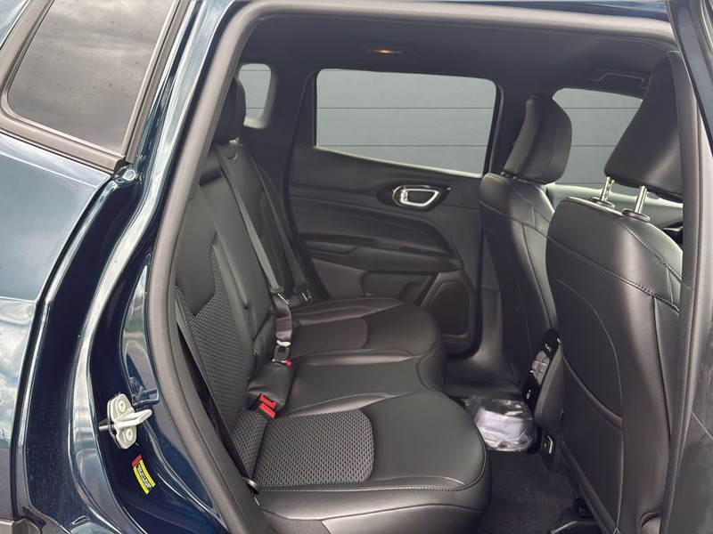 Jeep Compass Vehicle Full-screen Gallery Image 14