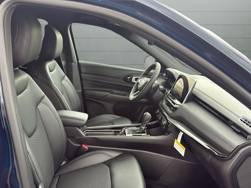 Jeep Compass Vehicle Full-screen Gallery Image 15