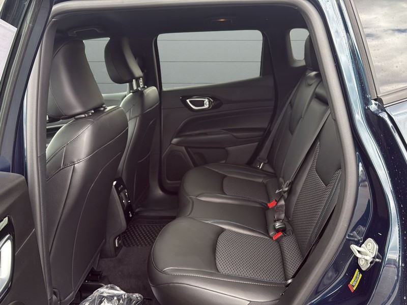 Jeep Compass Vehicle Full-screen Gallery Image 16