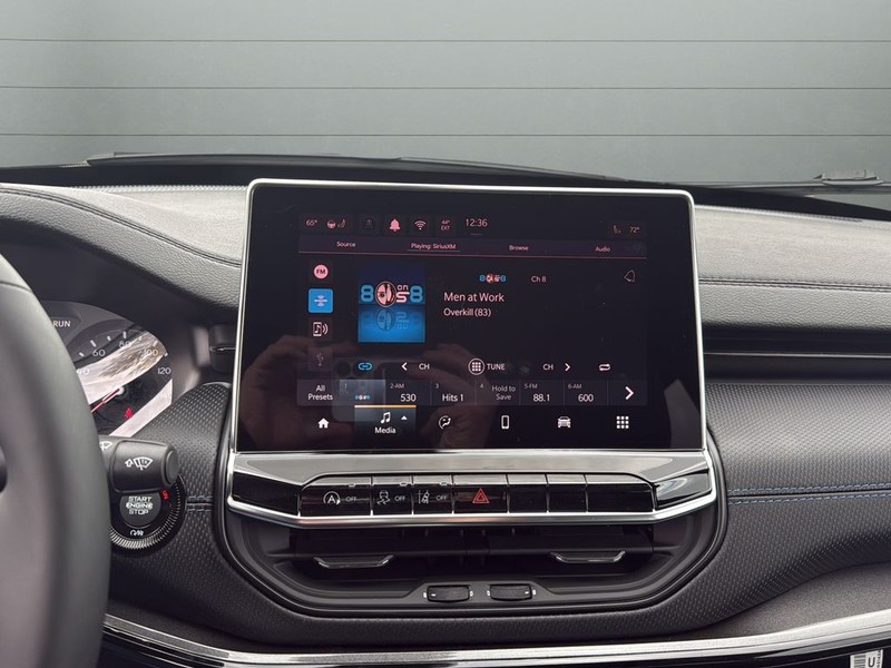 Jeep Compass Vehicle Full-screen Gallery Image 22