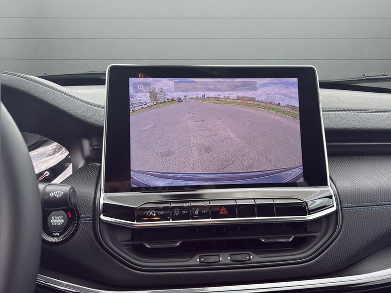 Jeep Compass Vehicle Full-screen Gallery Image 23