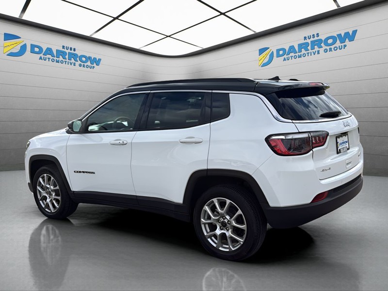 Jeep Compass Vehicle Full-screen Gallery Image 3