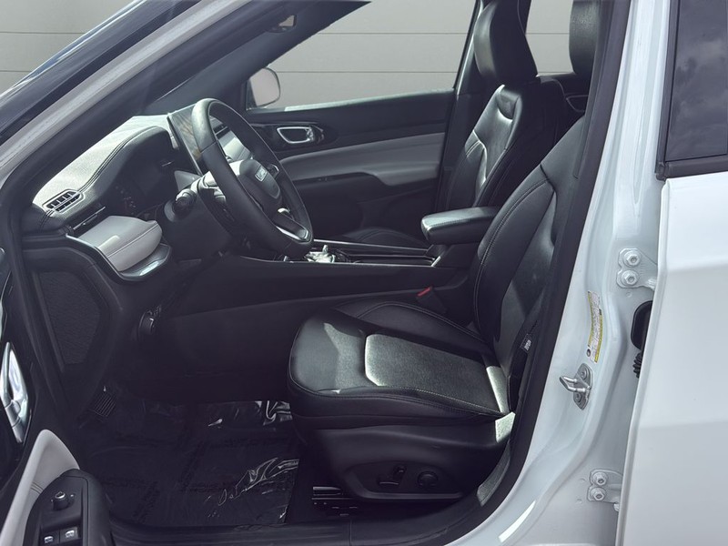 Jeep Compass Vehicle Full-screen Gallery Image 10