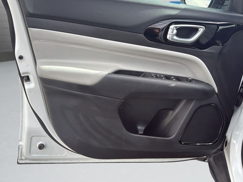 Jeep Compass Vehicle Full-screen Gallery Image 11