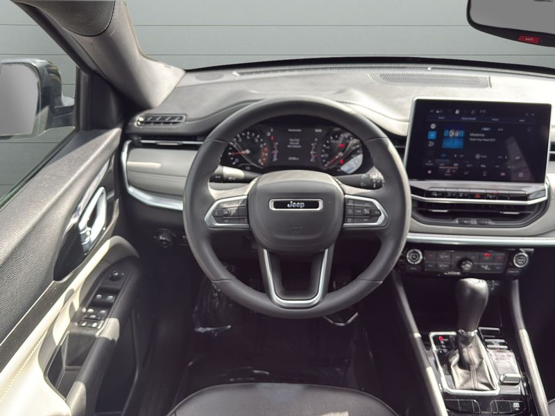 Jeep Compass Vehicle Full-screen Gallery Image 12