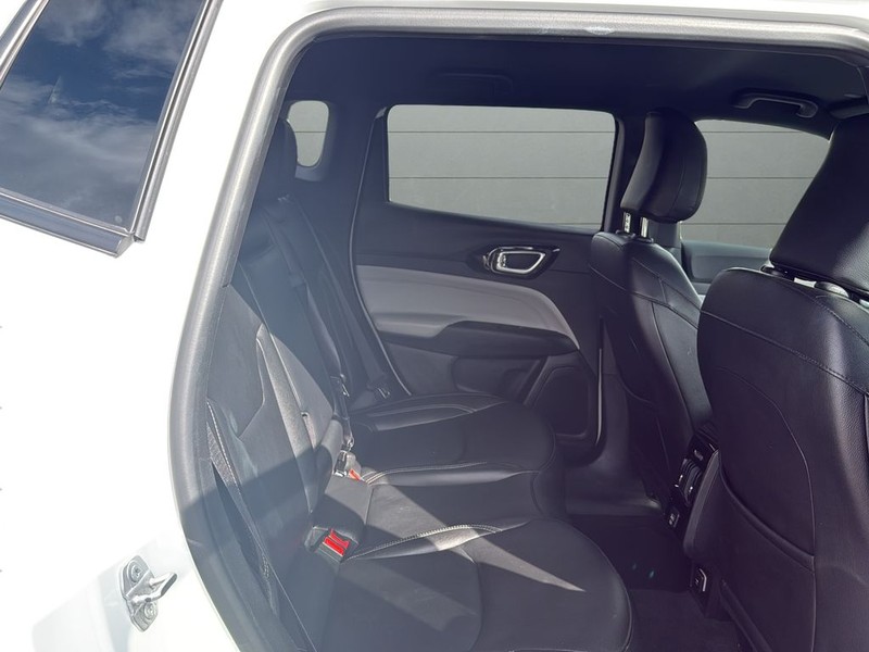 Jeep Compass Vehicle Full-screen Gallery Image 14