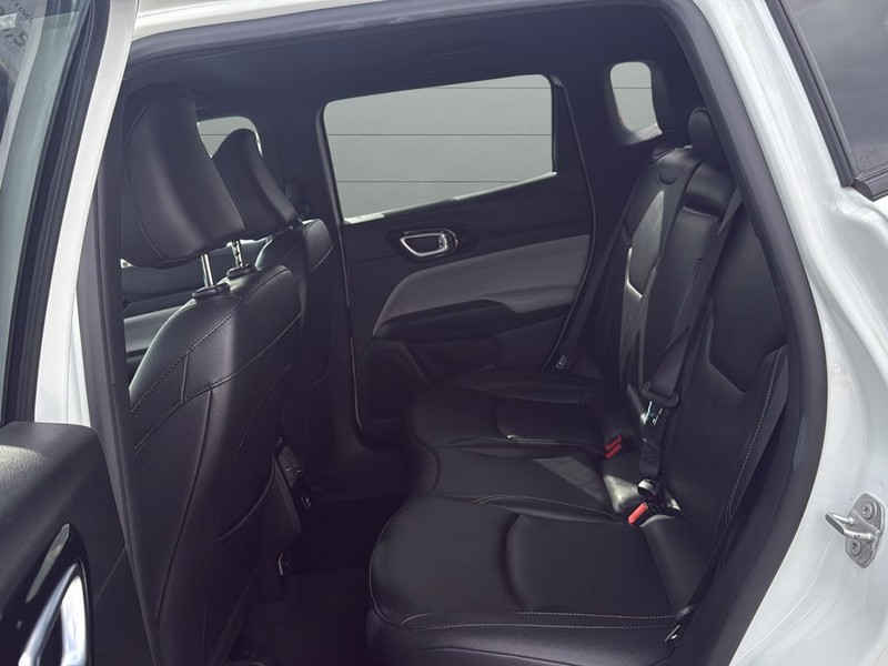 Jeep Compass Vehicle Full-screen Gallery Image 16