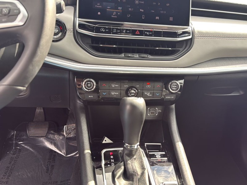 Jeep Compass Vehicle Full-screen Gallery Image 22