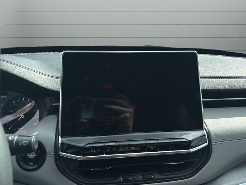 Jeep Compass Vehicle Full-screen Gallery Image 23
