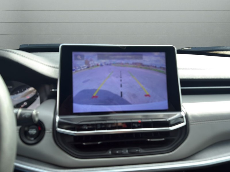 Jeep Compass Vehicle Full-screen Gallery Image 24