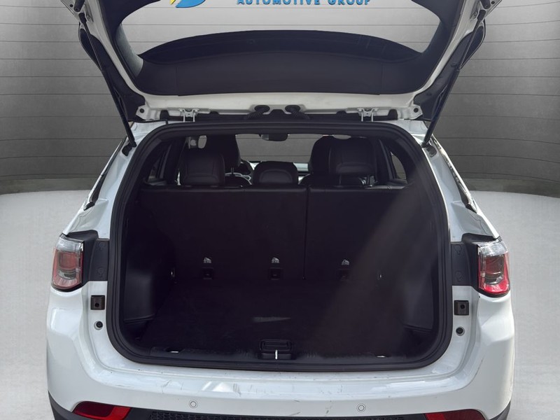 Jeep Compass Vehicle Full-screen Gallery Image 25