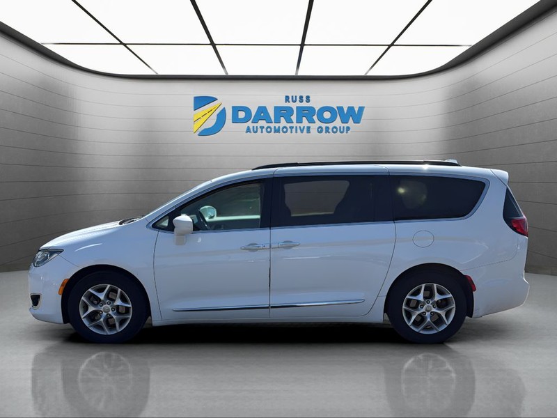 Chrysler Pacifica Vehicle Full-screen Gallery Image 2
