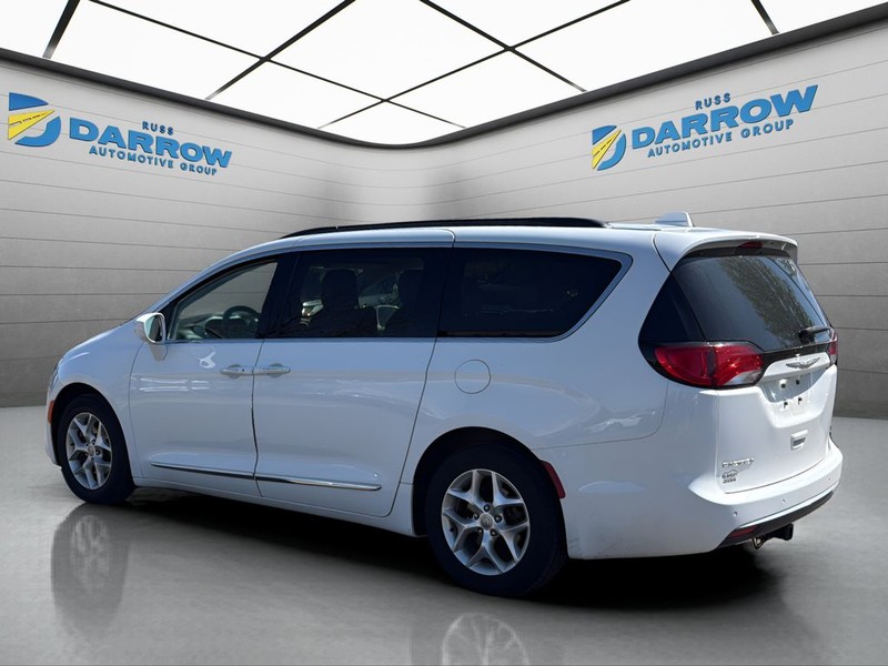 Chrysler Pacifica Vehicle Full-screen Gallery Image 3
