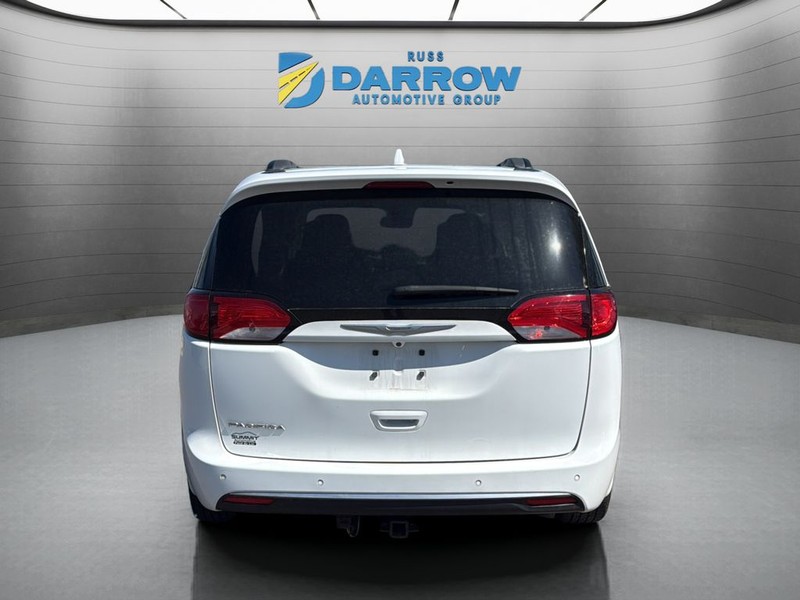 Chrysler Pacifica Vehicle Full-screen Gallery Image 4