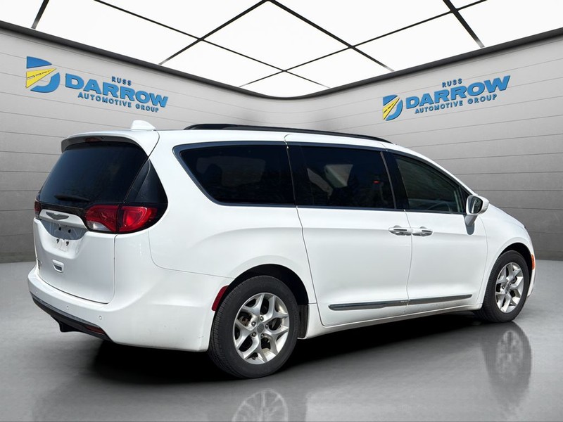 Chrysler Pacifica Vehicle Full-screen Gallery Image 5