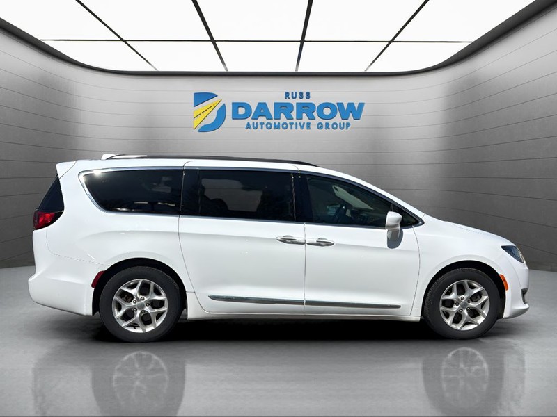 Chrysler Pacifica Vehicle Full-screen Gallery Image 6