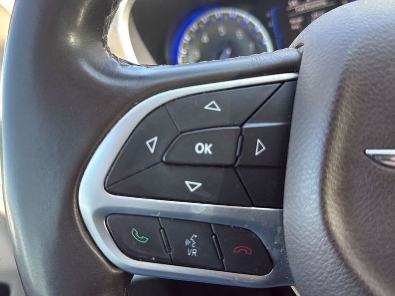 Chrysler Pacifica Vehicle Full-screen Gallery Image 9
