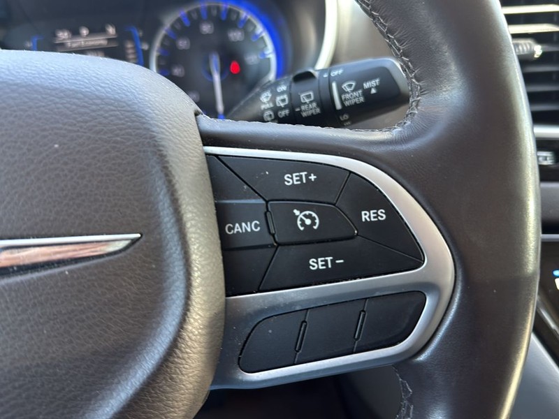 Chrysler Pacifica Vehicle Full-screen Gallery Image 10