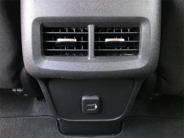 Chevrolet Equinox Vehicle Full-screen Gallery Image 17