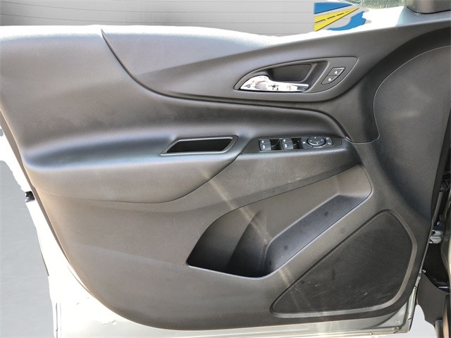 Chevrolet Equinox Vehicle Full-screen Gallery Image 11