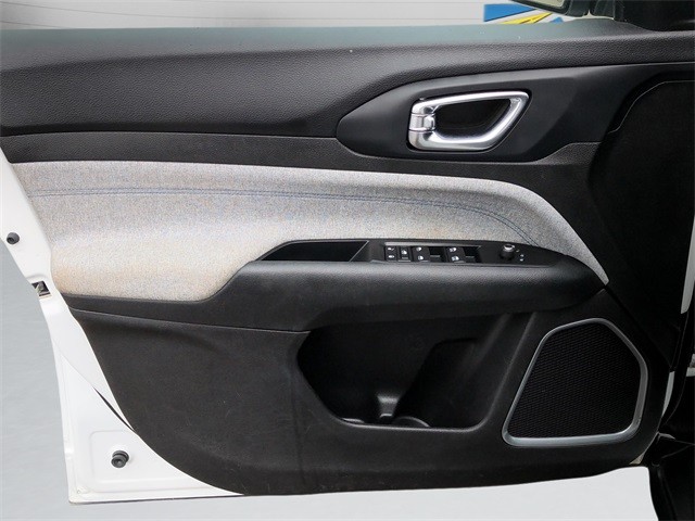 Jeep Compass Vehicle Full-screen Gallery Image 11