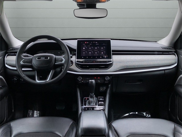 Jeep Compass Vehicle Full-screen Gallery Image 12