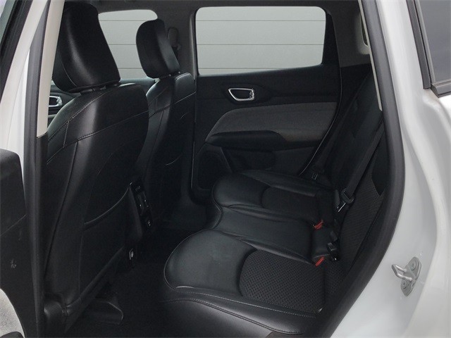 Jeep Compass Vehicle Full-screen Gallery Image 16