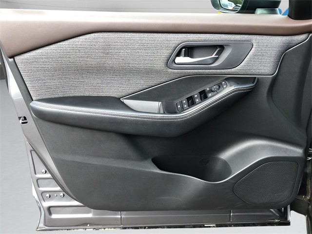 Nissan Rogue Vehicle Full-screen Gallery Image 11