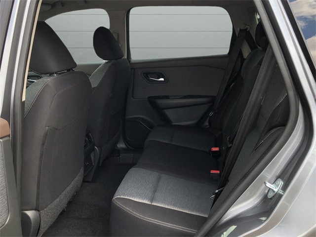 Nissan Rogue Vehicle Full-screen Gallery Image 16