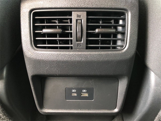 Nissan Rogue Vehicle Full-screen Gallery Image 17