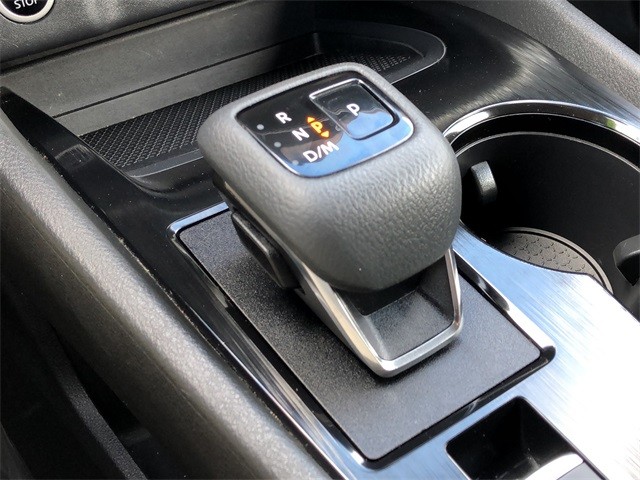 Nissan Rogue Vehicle Full-screen Gallery Image 25