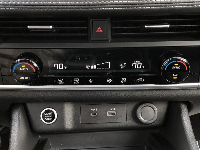 Nissan Rogue Vehicle Full-screen Gallery Image 26