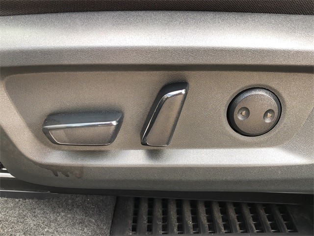 Nissan Rogue Vehicle Full-screen Gallery Image 28