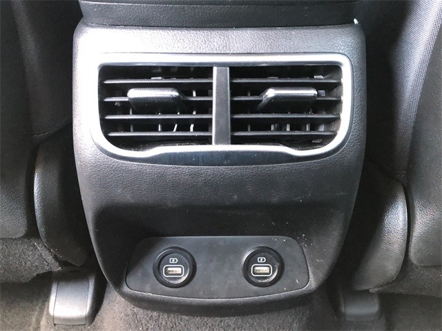 Hyundai Santa Fe Vehicle Full-screen Gallery Image 17