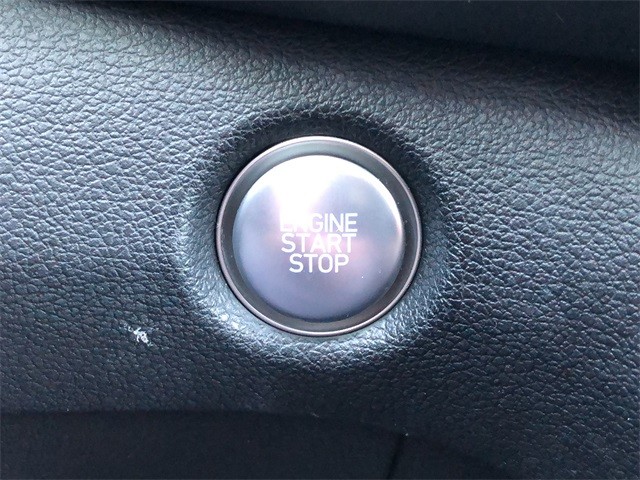 Hyundai Santa Fe Vehicle Full-screen Gallery Image 24